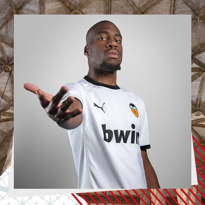  Kondogbia con la primera equipación.