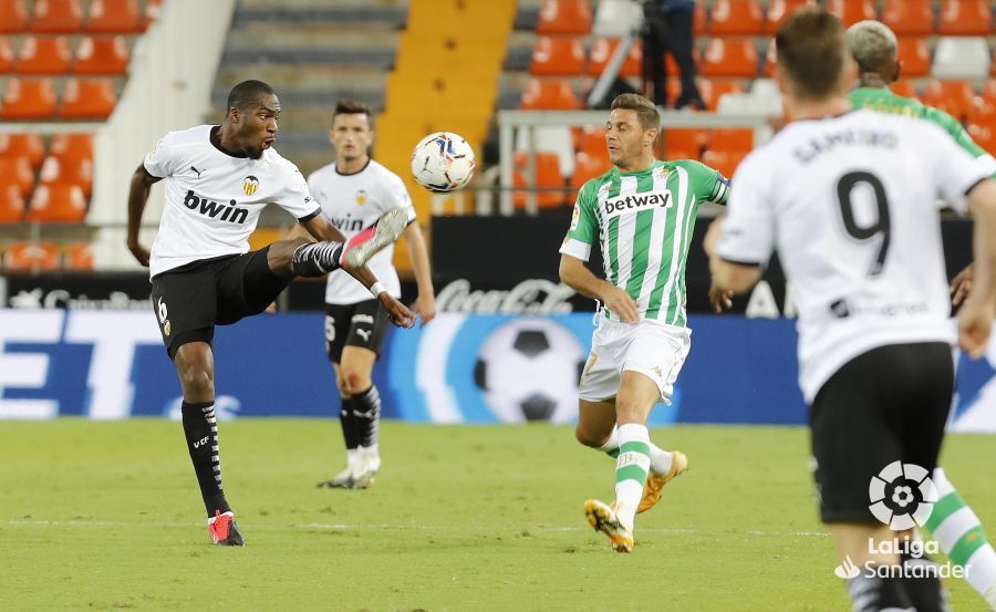  Kondogbia levanta la pierna para recibir el balón ante Joaquín.