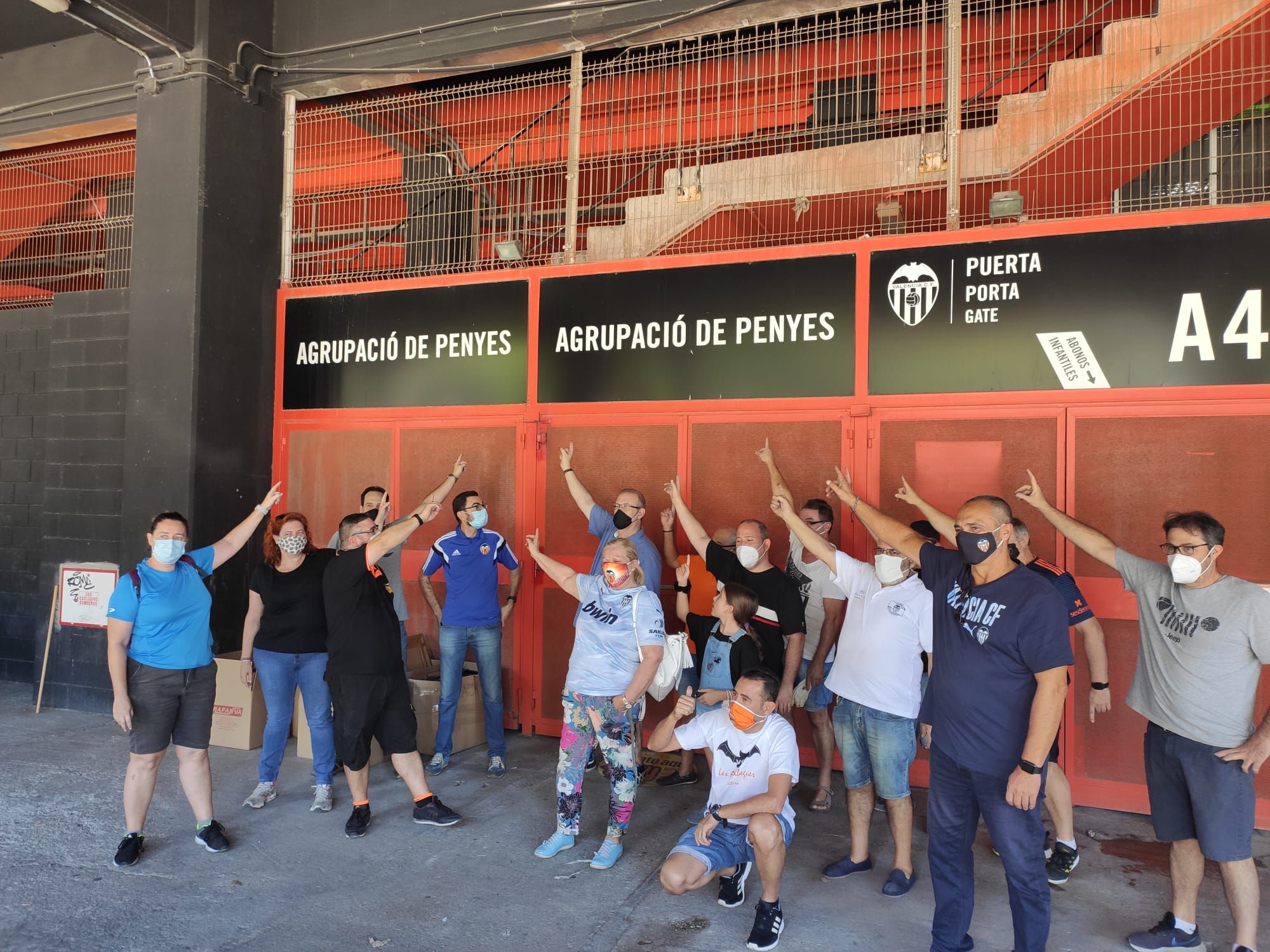  Las peñas posaron antes de dejar Mestalla.