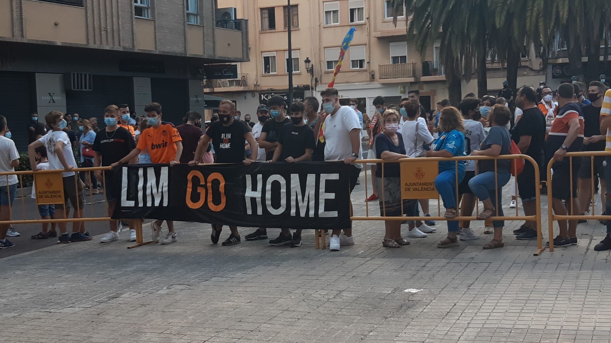 Protestas contra Peter Lim en los prolegómenos del derbi.