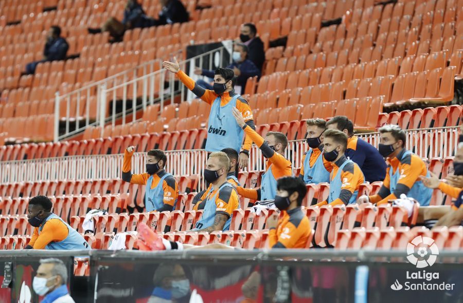 Los suplentes ante el Betis protestan al árbitro desde la grada.
