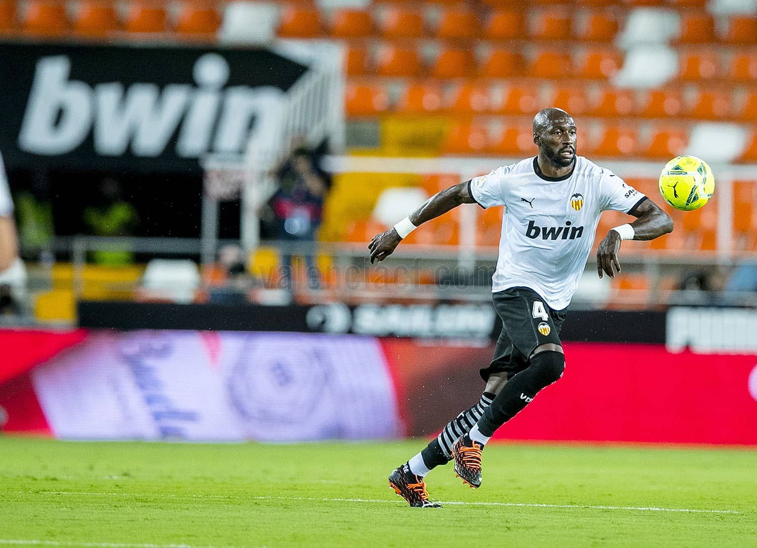  Mangala fue uno de los centrales que Jorge Mendes trajo a Mestalla.