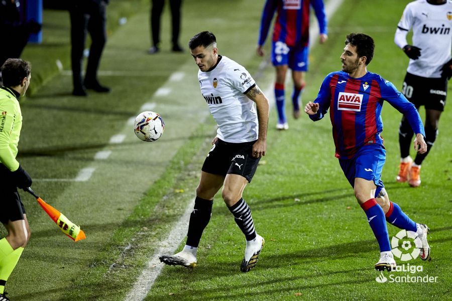 Maxi Gómez trata de controlar el esférico ante la presión de un rival.