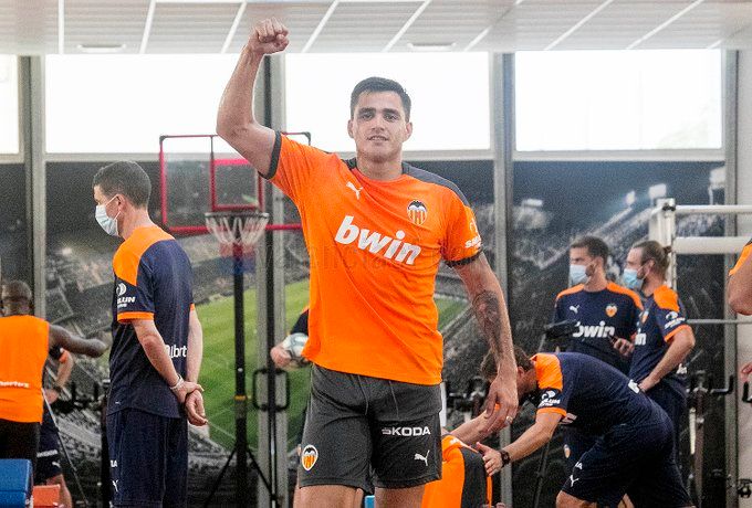  Maxi Gómez levanta el brazo.