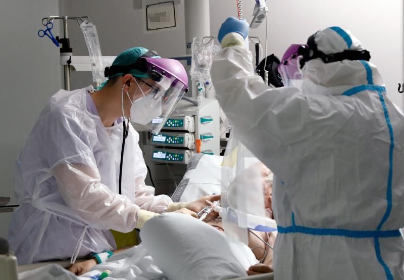  Paciente con coronavirus en la UCI