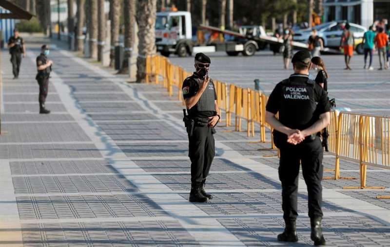  Playa de València cerrada en la noche de San Juan