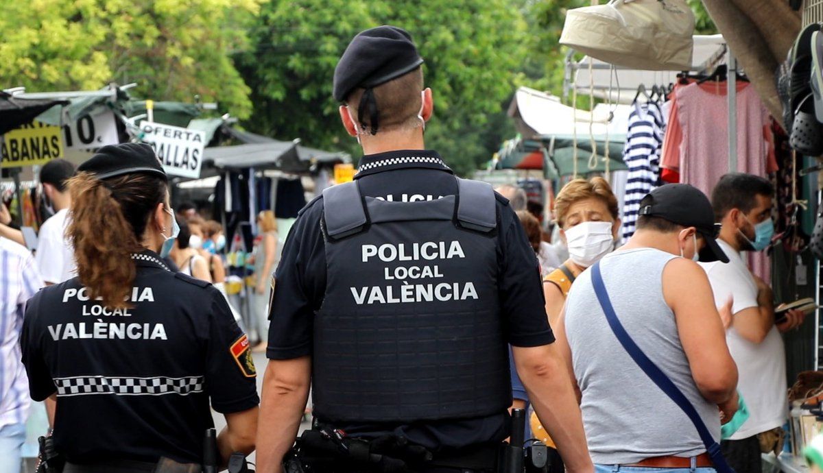 Policía local en València controla uso de mascarilla