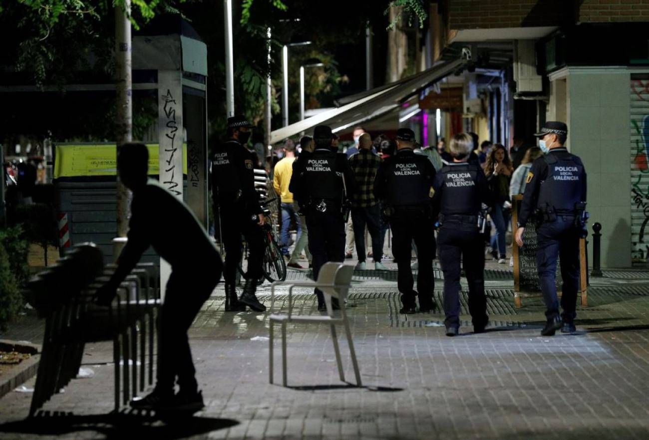 Policías vigilan el toque de queda en Valencia