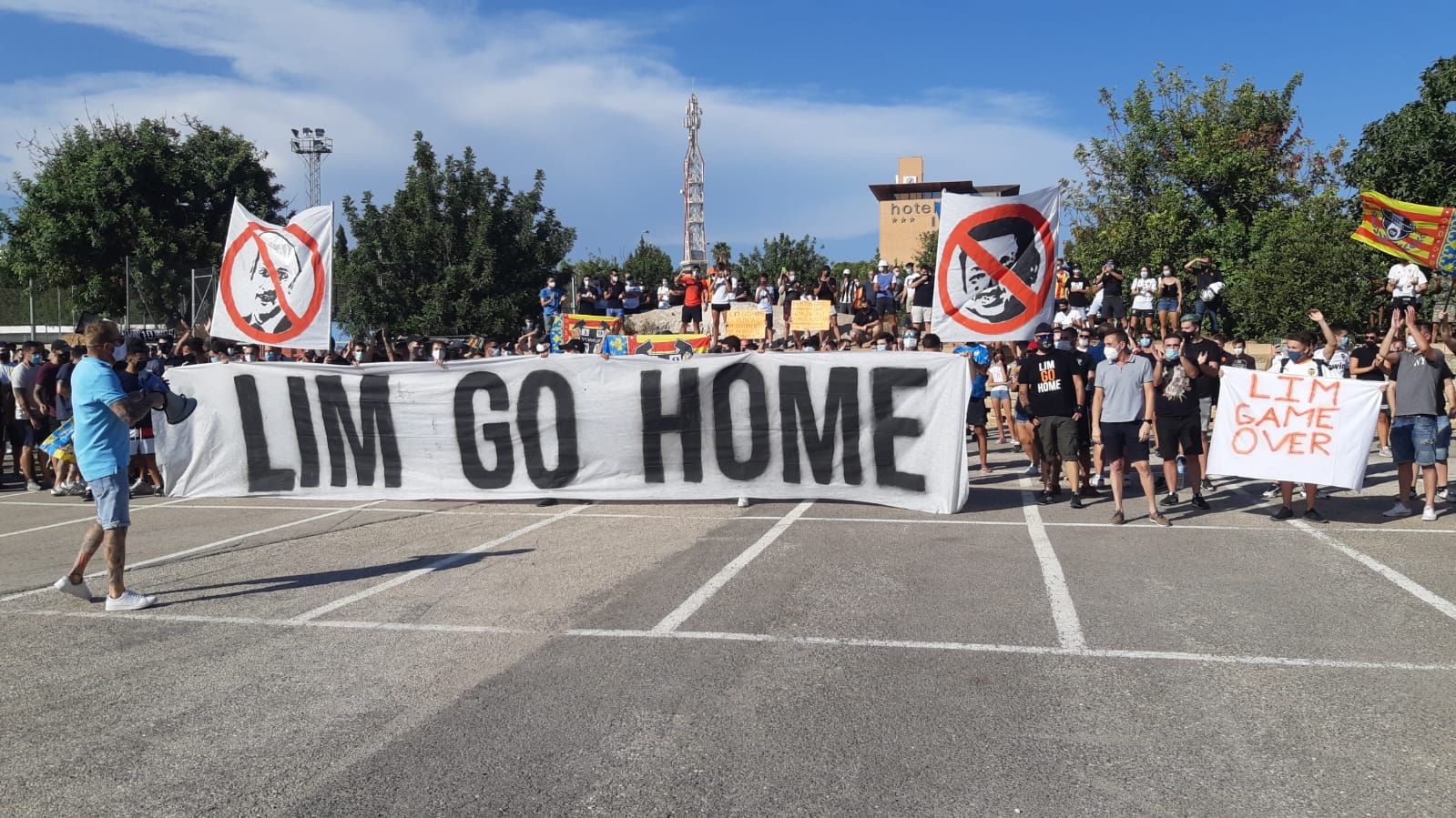  Las protestas contra Peter Lim se suceden.