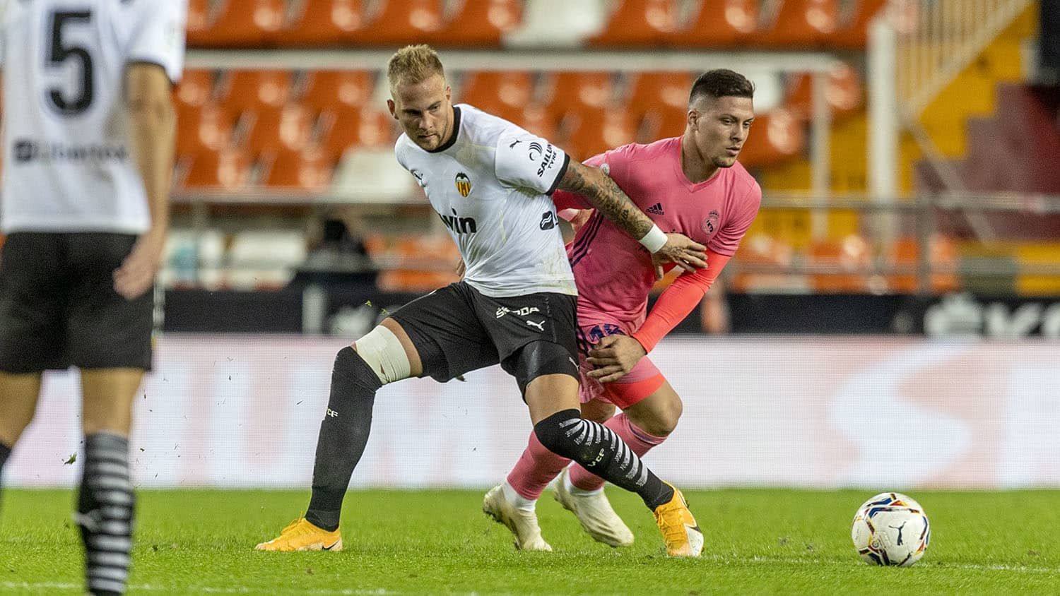 Racic acude al corte frente al Real Madrid.