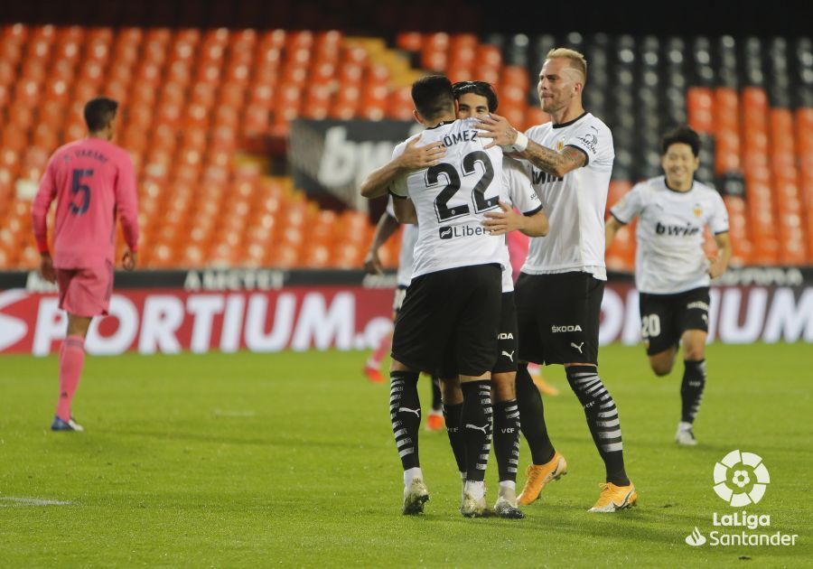  Maxi Gómez felicita a Soler por uno de sus goles ante el R. Madrid.