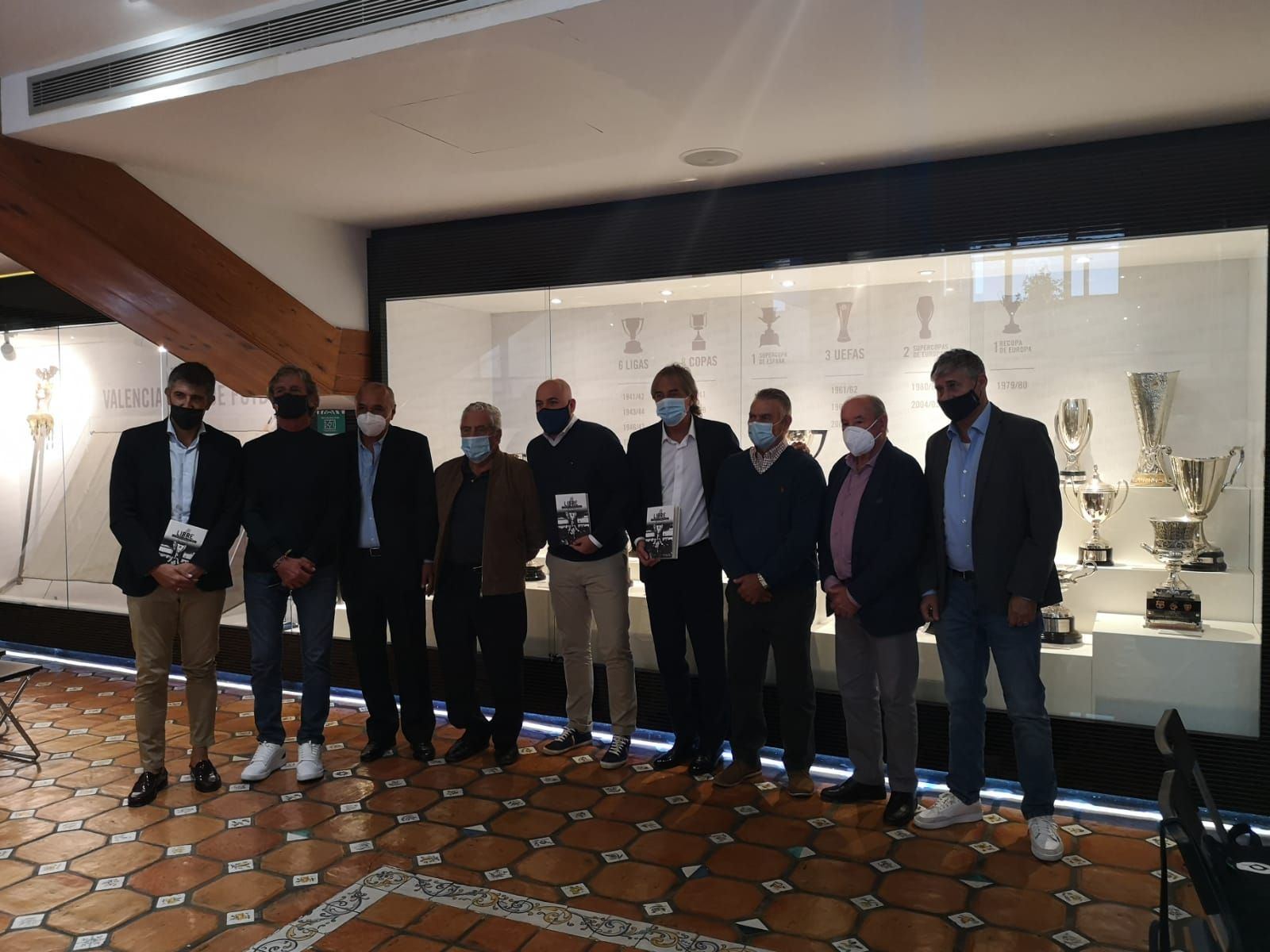  Ricardo Arias posa con Fran Guaita y sus excompañeros del Valencia CF.