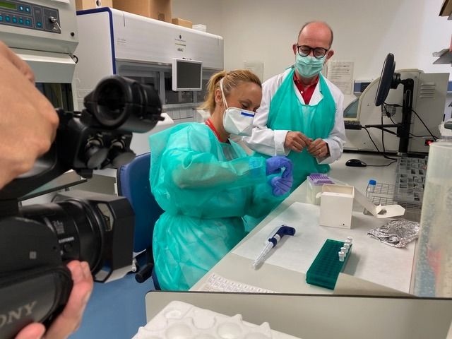  Sanitarios prueban test y vacunas contra el coronavirus