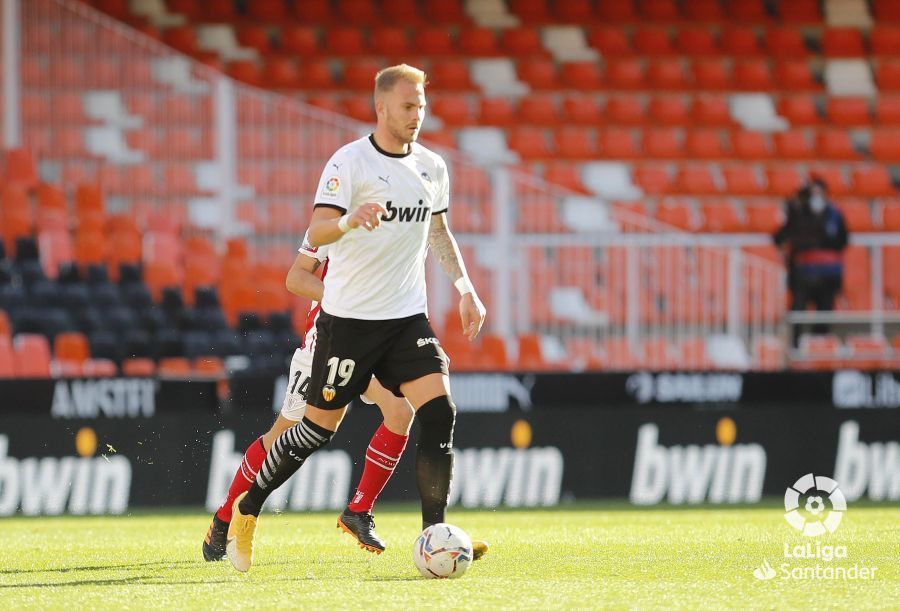 Uros Racic durante el encuentro del Valencia CF.