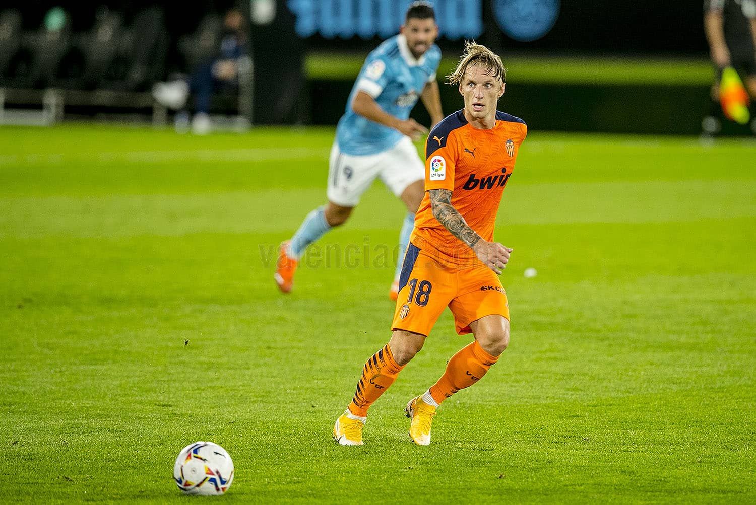  Daniel Wass rompió el fuera de juego que fue revisado por el VAR.