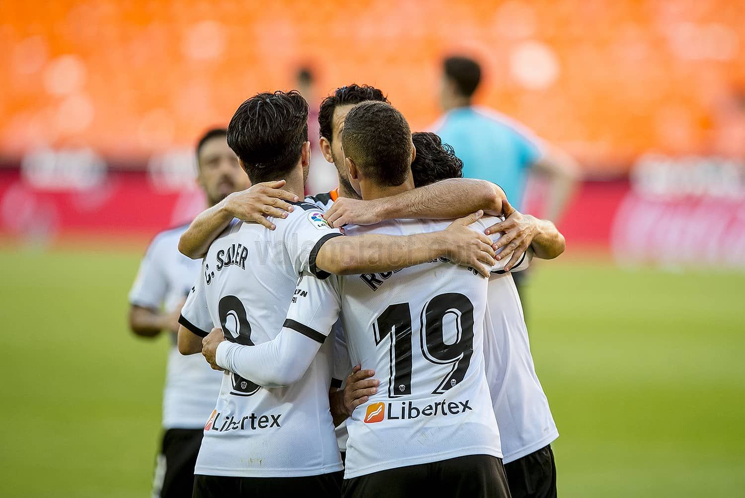  Varios jugadores del Valencia se abrazan para celebrar uno de los goles ante el CA Osasuna.