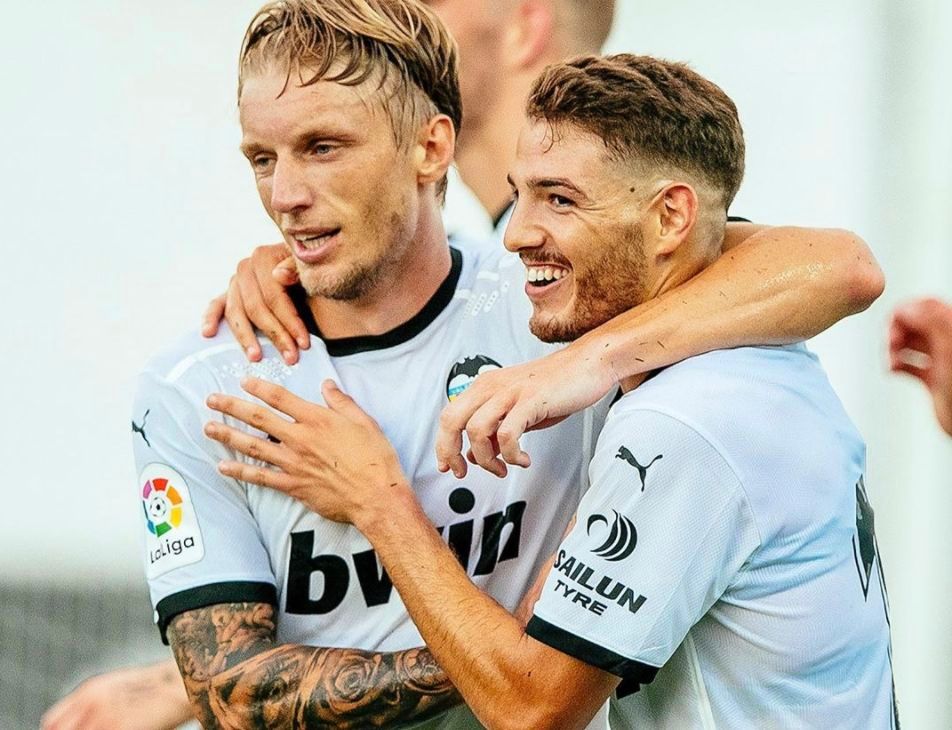 Vallejo celebra el gol con Wass