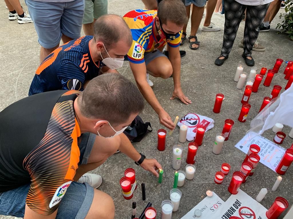 Los valencianistas colocan velas en el monumento de la afición.