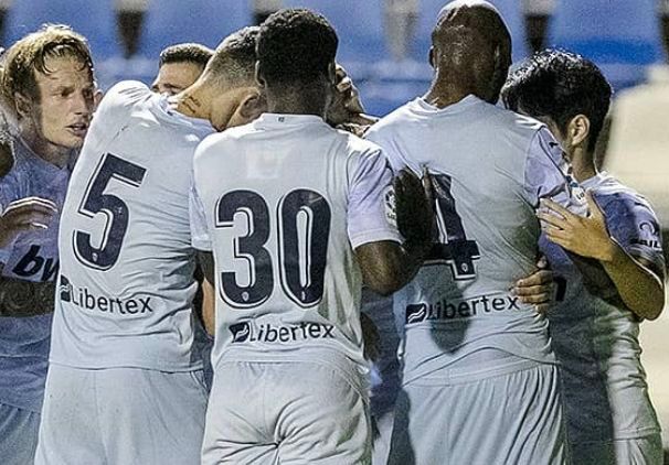  Yunus de espalda entre Gabriel y Mangala