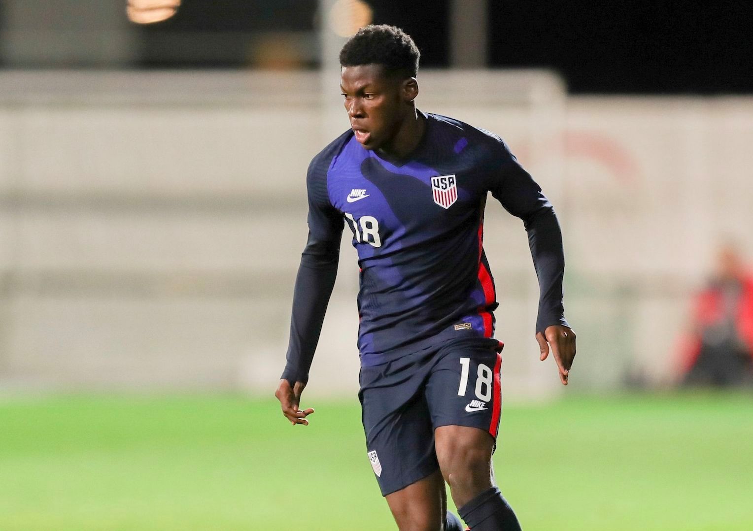  Yunus Musah con la camiseta de Estados Unidos.