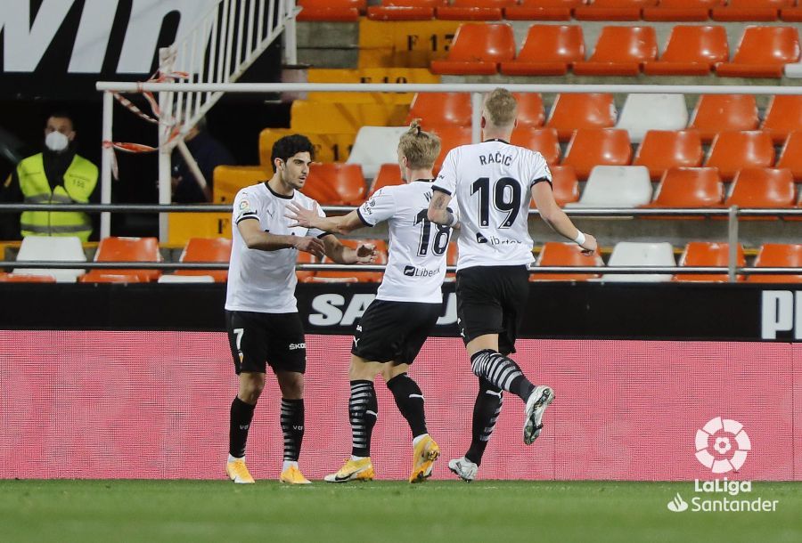 El Valencia celebra el gol de Wass al Elche.
