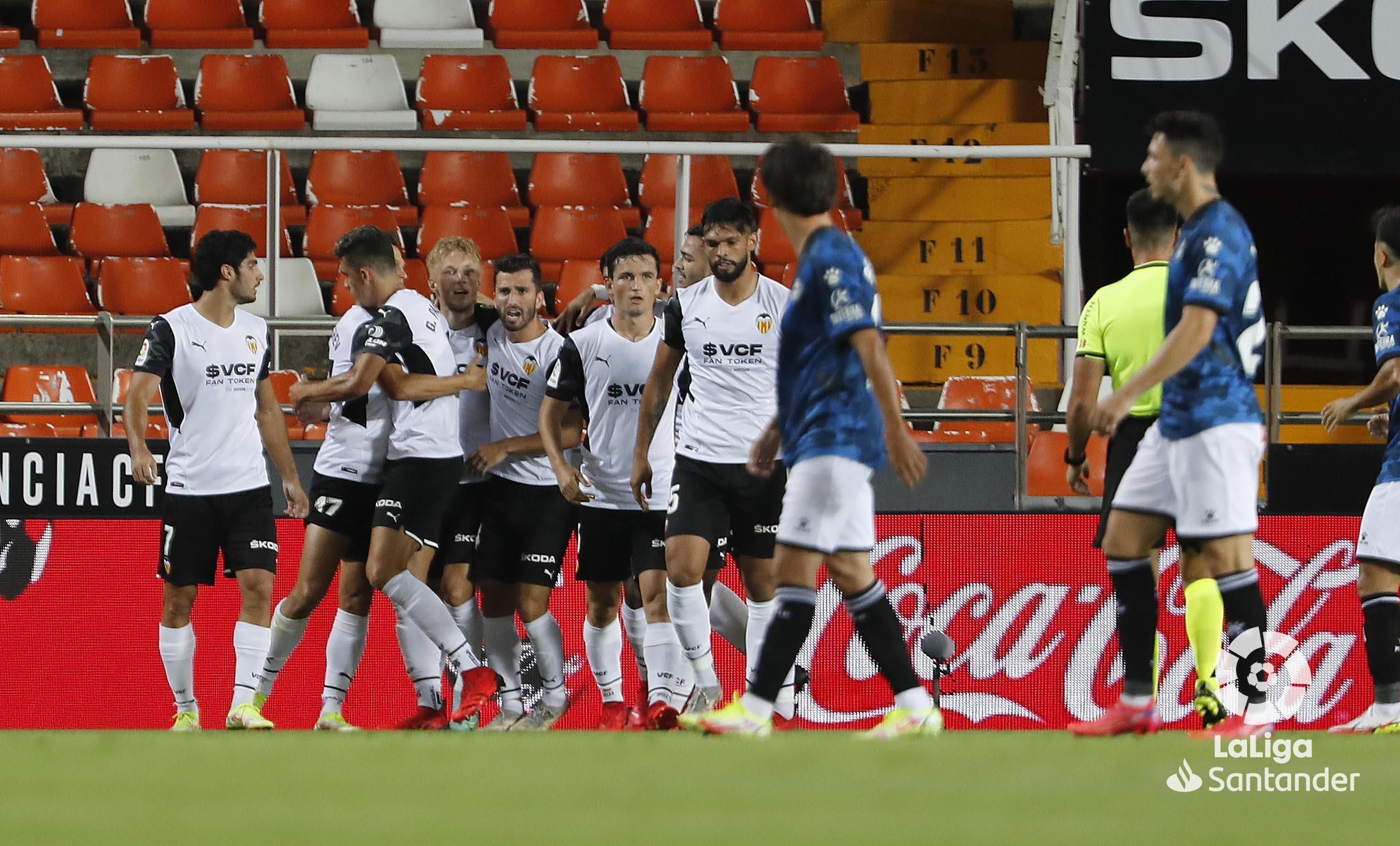  El Valencia celebra el gol de Wass al Alavés.