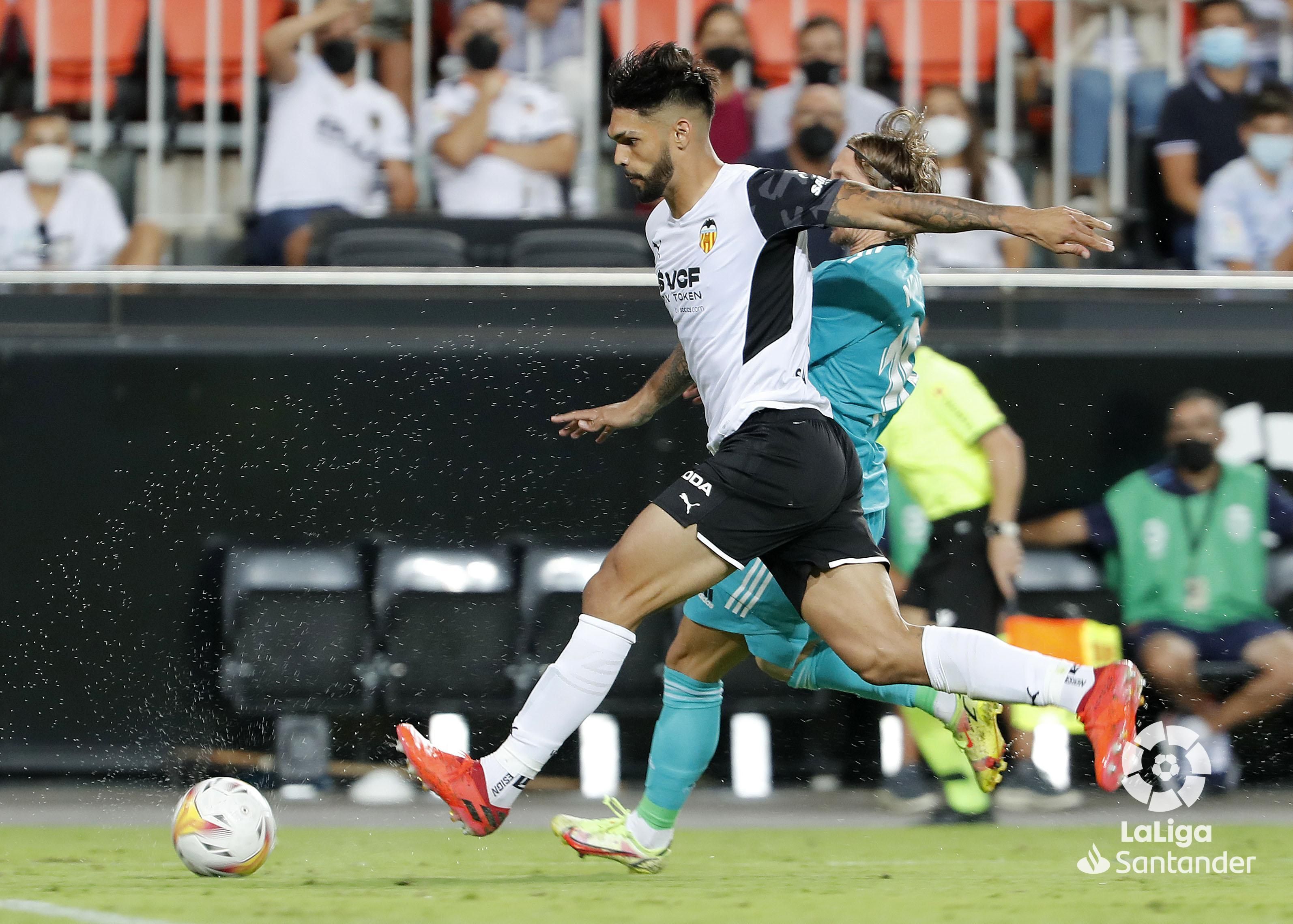  Omar Alderete, durante el Valencia-Real Madrid.