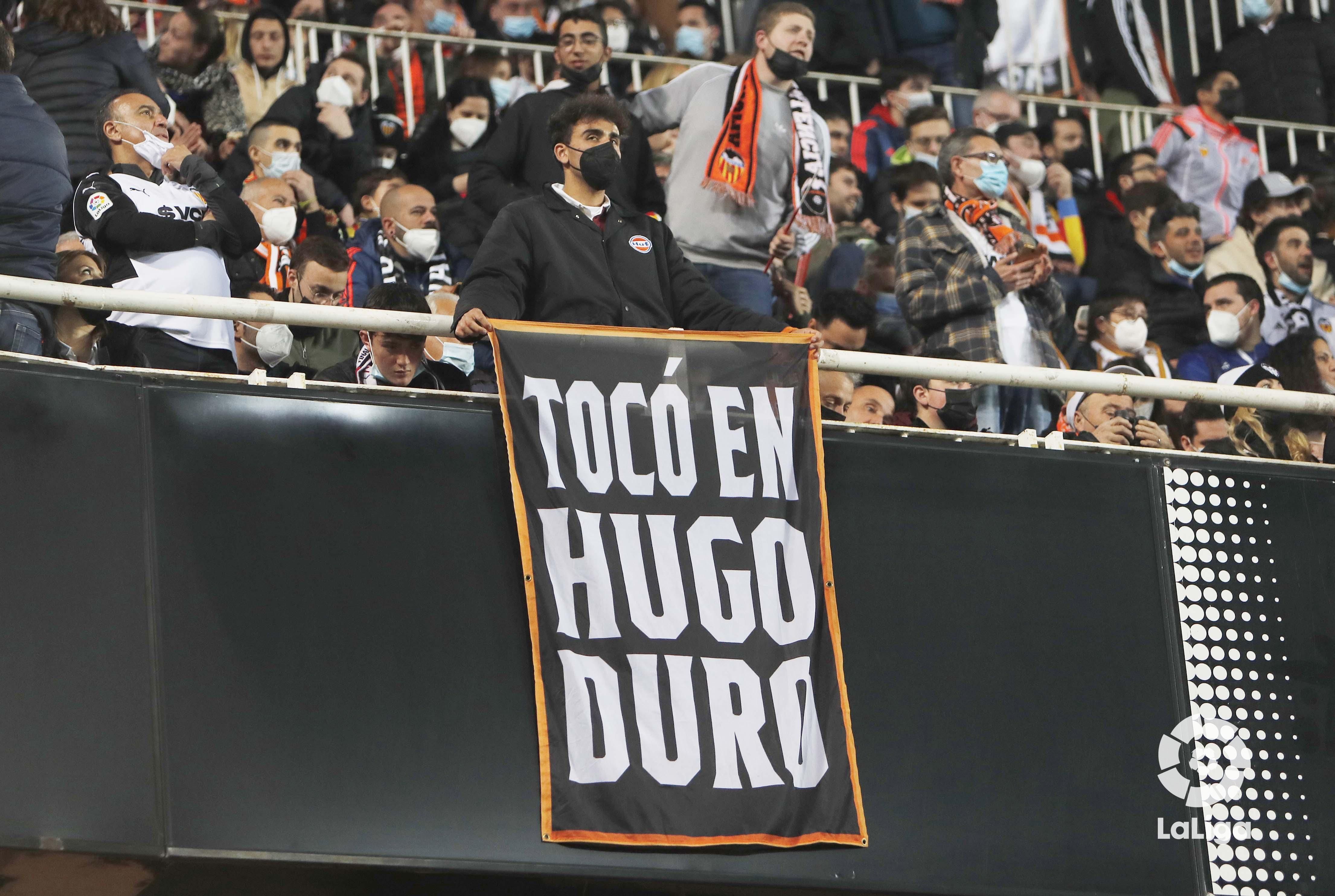  Pancarta de 'Tocó en Hugo Duro ' durante el Valencia-Athletic de Copa del Rey en Mestalla