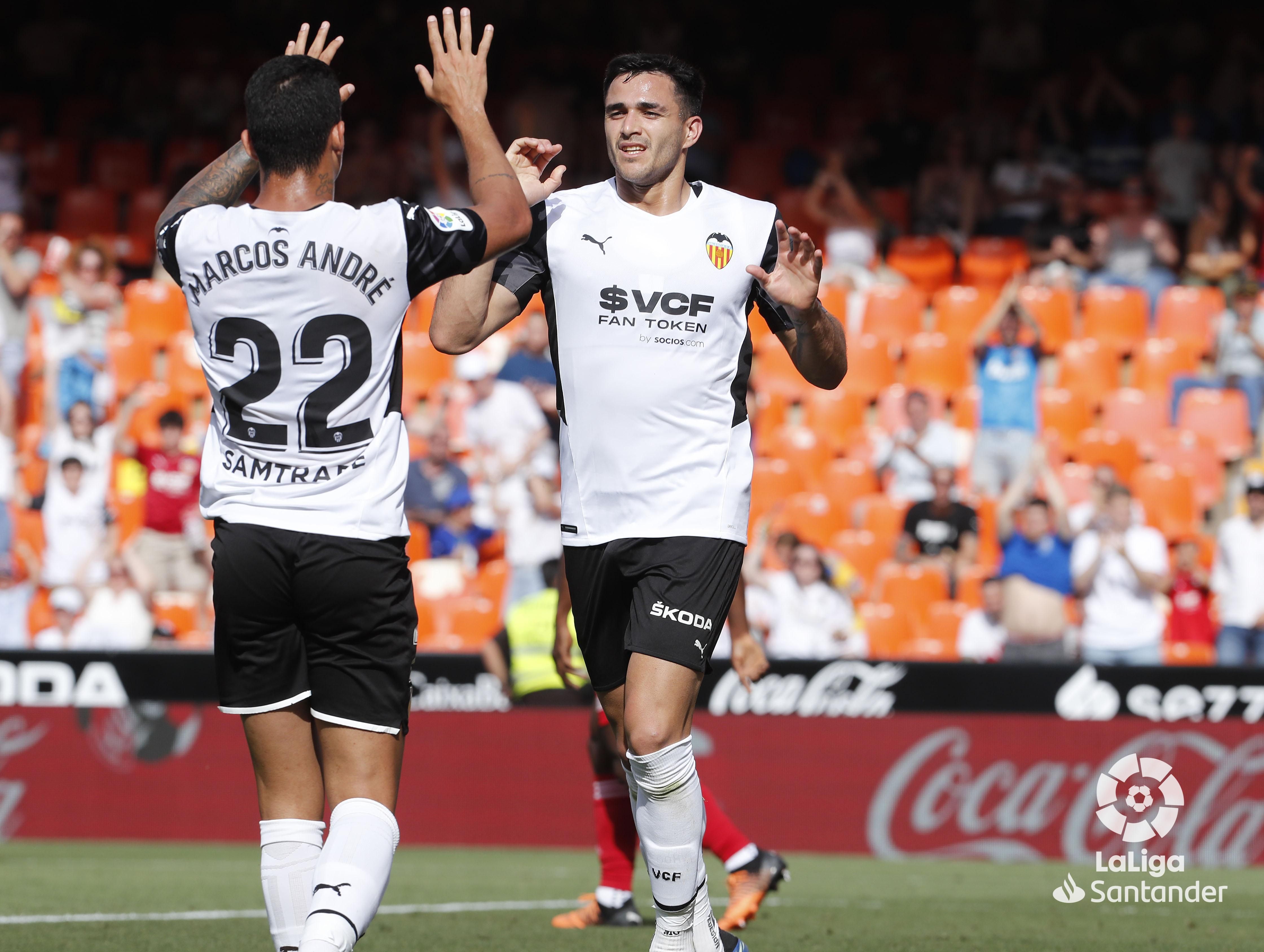  Maxi Gómez celebra con Marcos André su gol durante el Valencia-Celta.