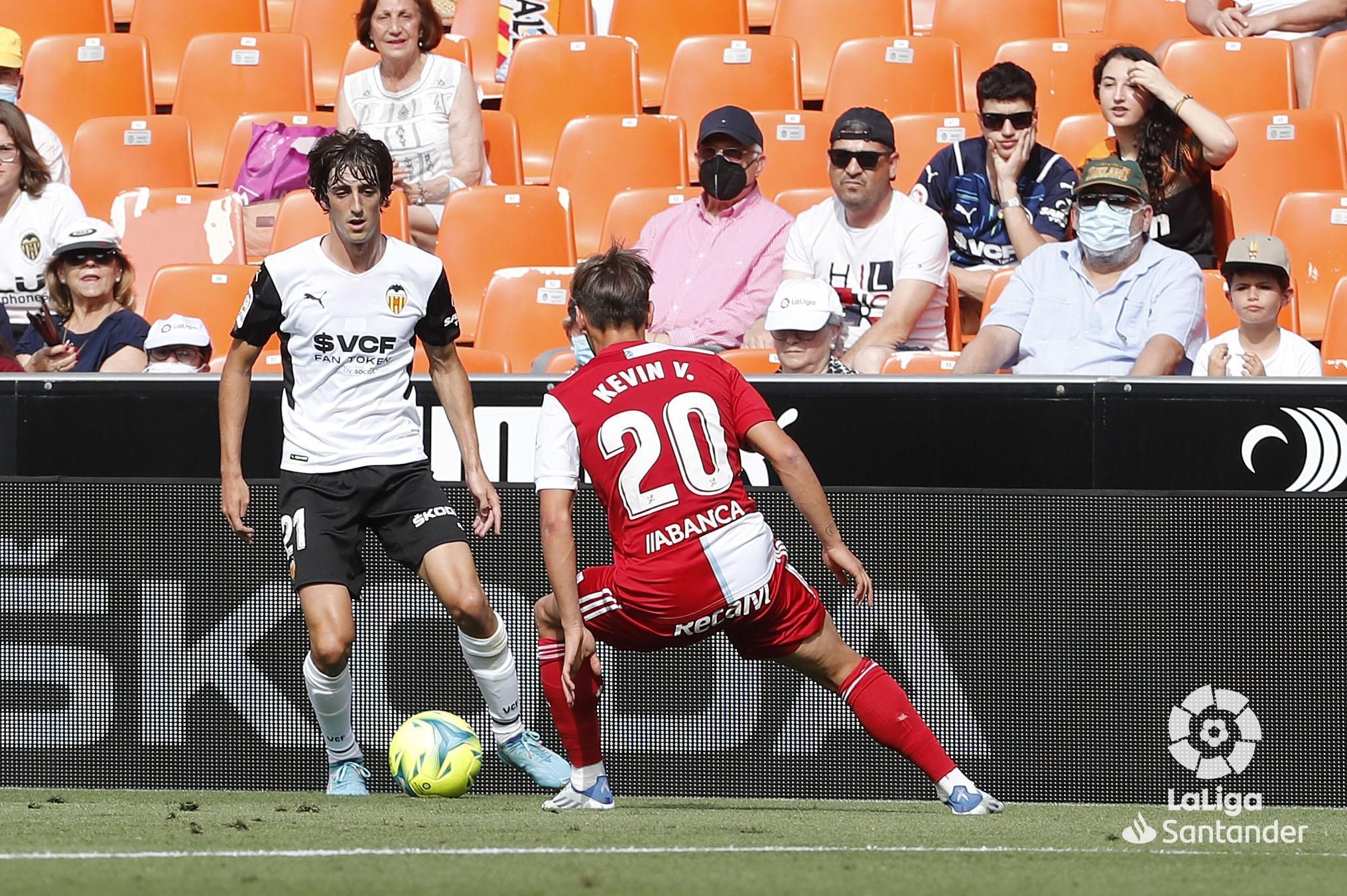  Bryan Gil encara a Kevin durante el Valencia-Celta.