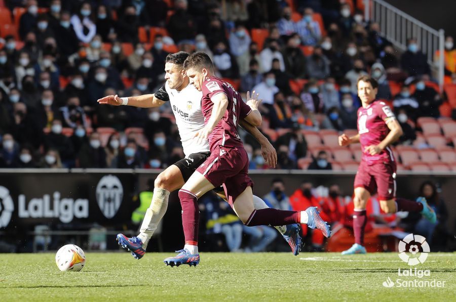 Zubeldia pelea con Maxi por un balón en Mestalla.