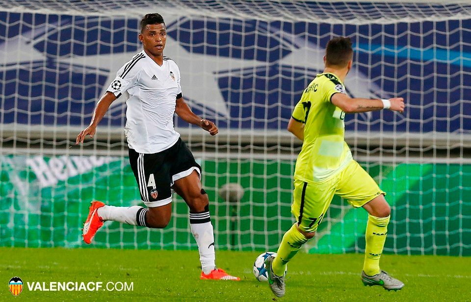  Aderllan Santos en la derrota ante el Gent que pitó Daniele Orsato