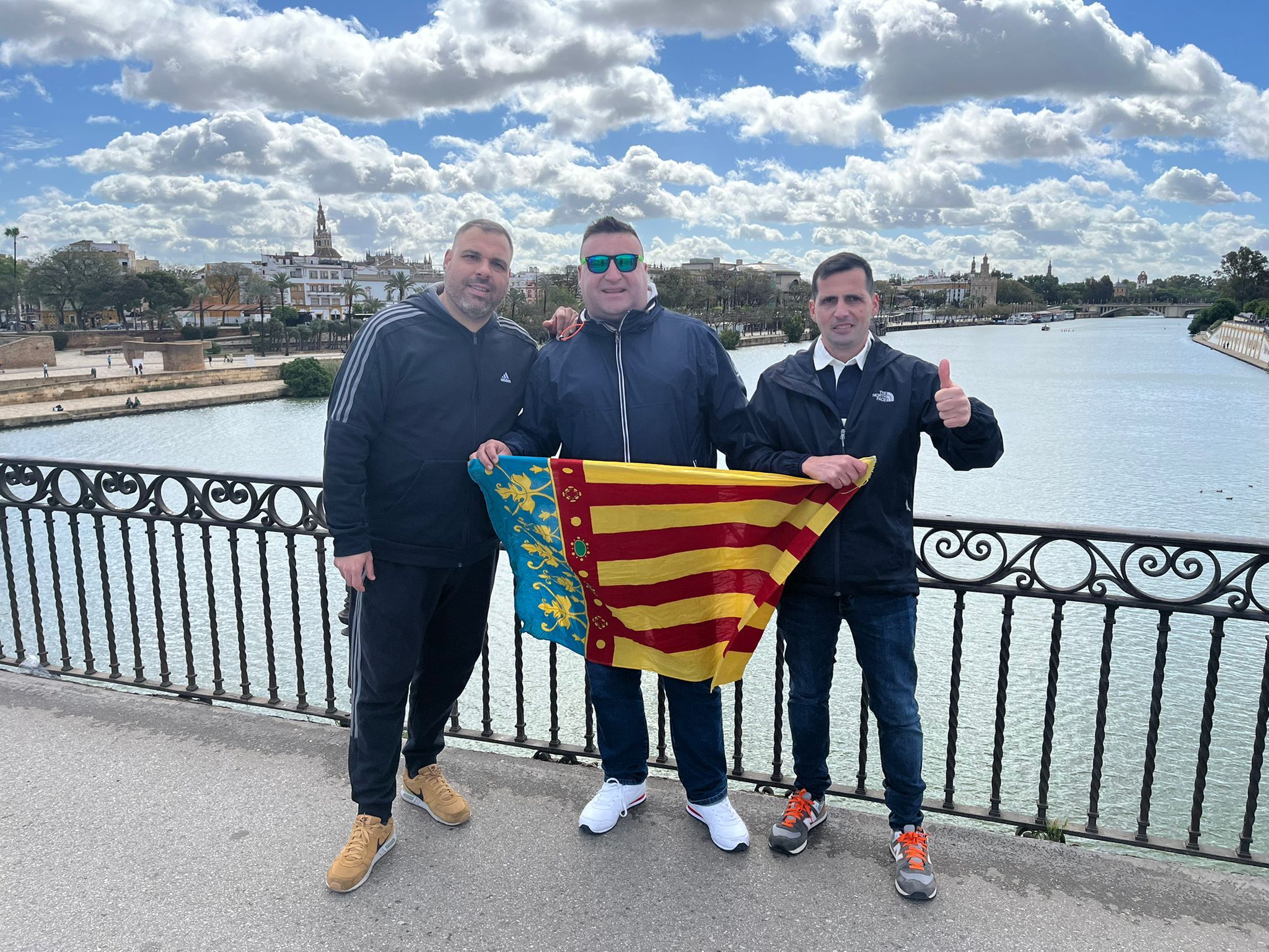  Aficionados del Valencia en el Puente de Triana el día de la final de Copa.