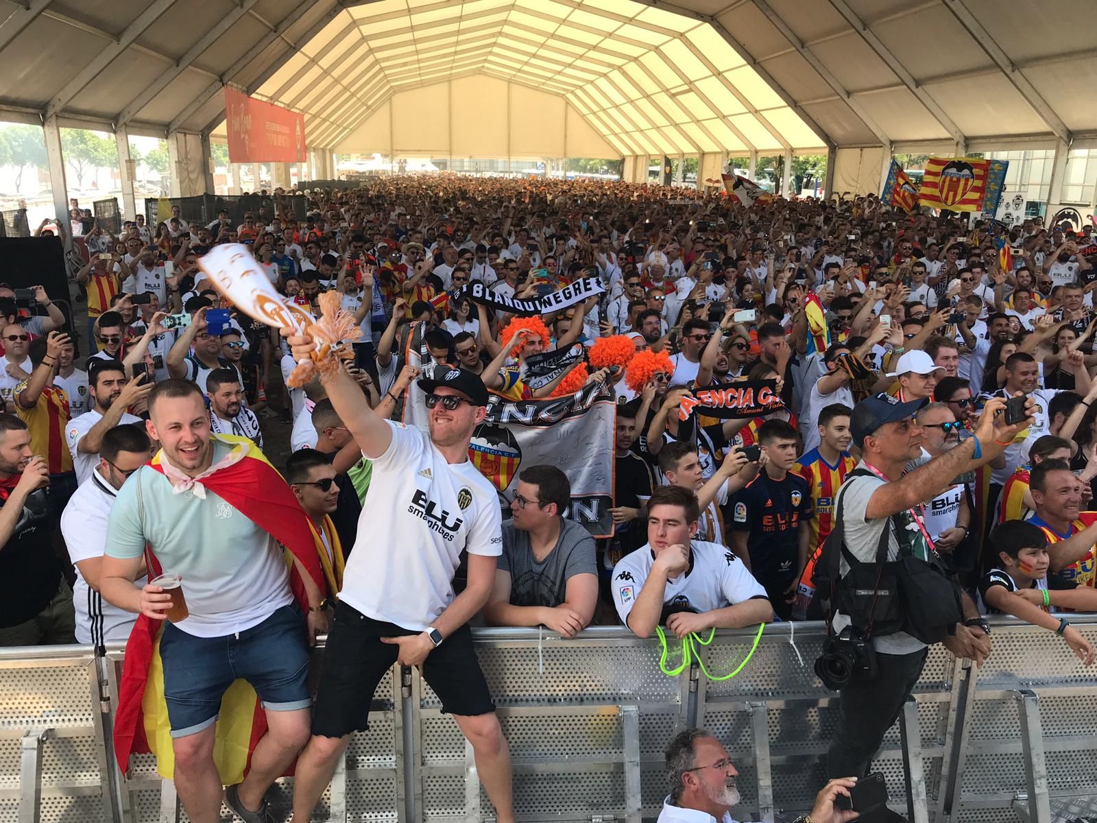 Aficionados valencianistas en la fan zone.