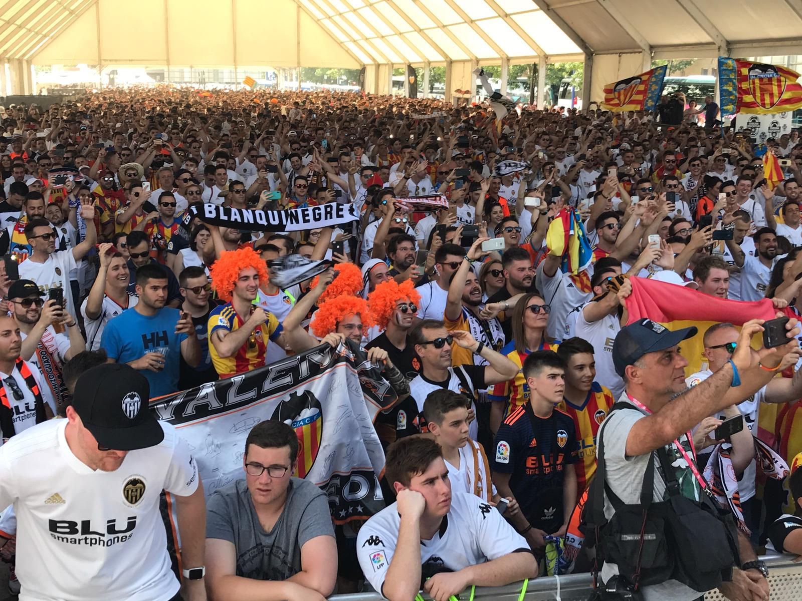Aficionados valencianistas en la fan zone.