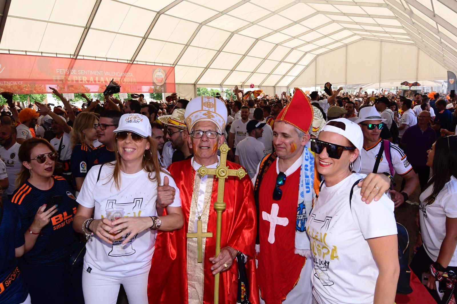  Aficionados valencianistas en la fan zone.
