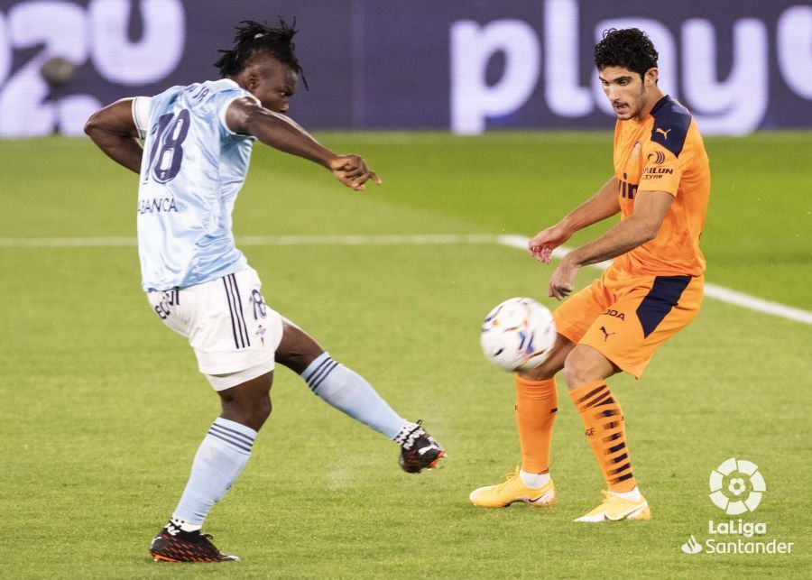 Aidoo golpea el balón ante la presencia de Guedes.