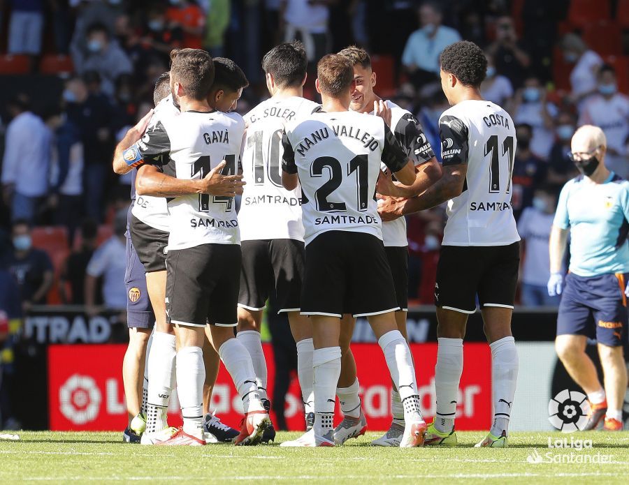 Alegría por el gol de Gayà para el Valencia CF ante el Mallorca.