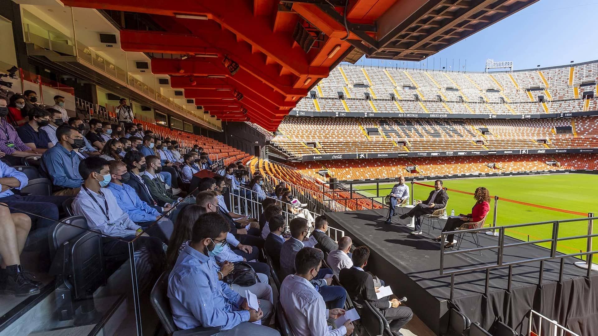  Anil Murthy da una clase en el Master del Valencia CF