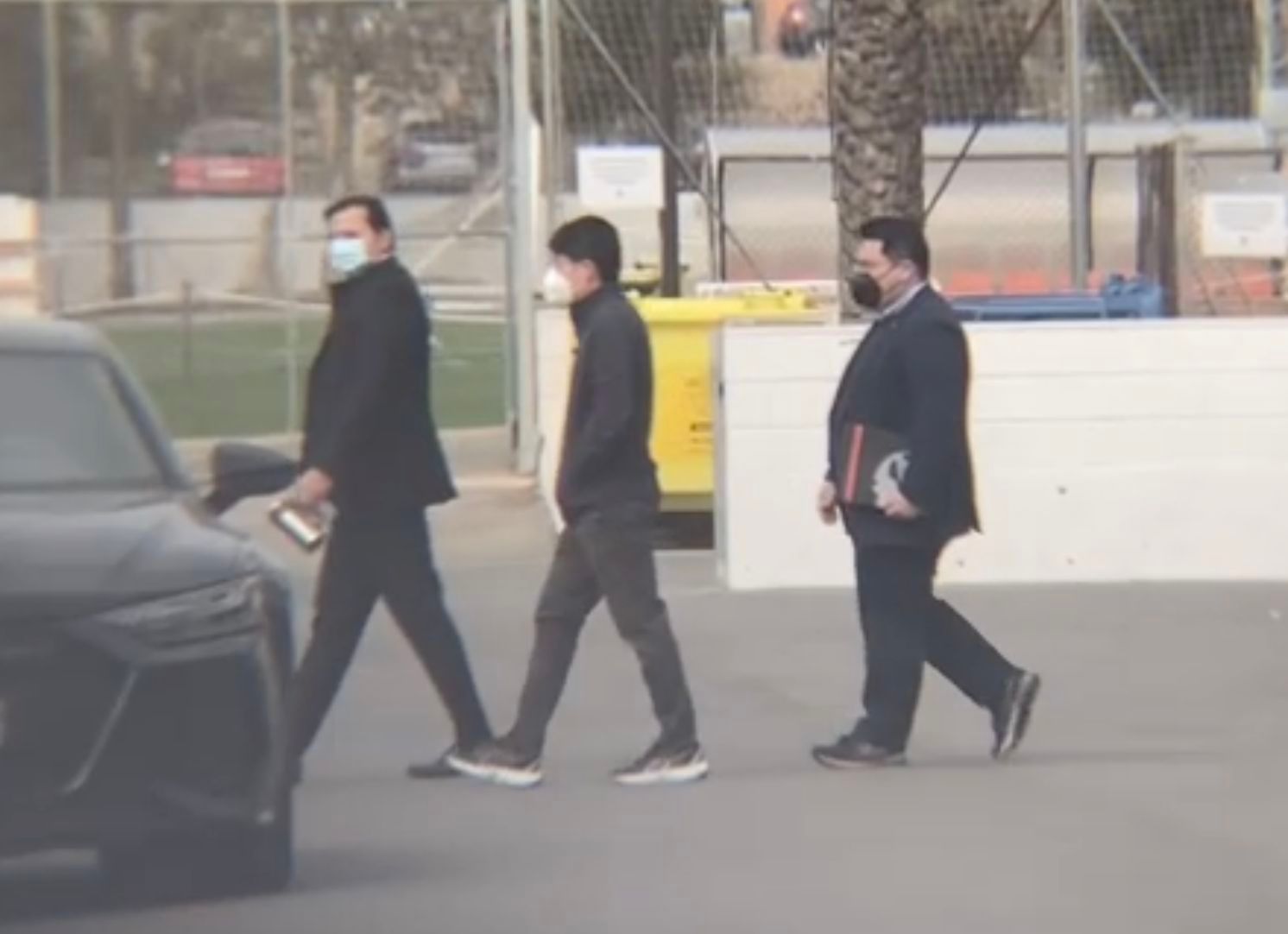  El presidente del Valencia CF, Anil Murthy, seguido por Sean Bai y Teo Swee Wei. Joey Lim salió antes