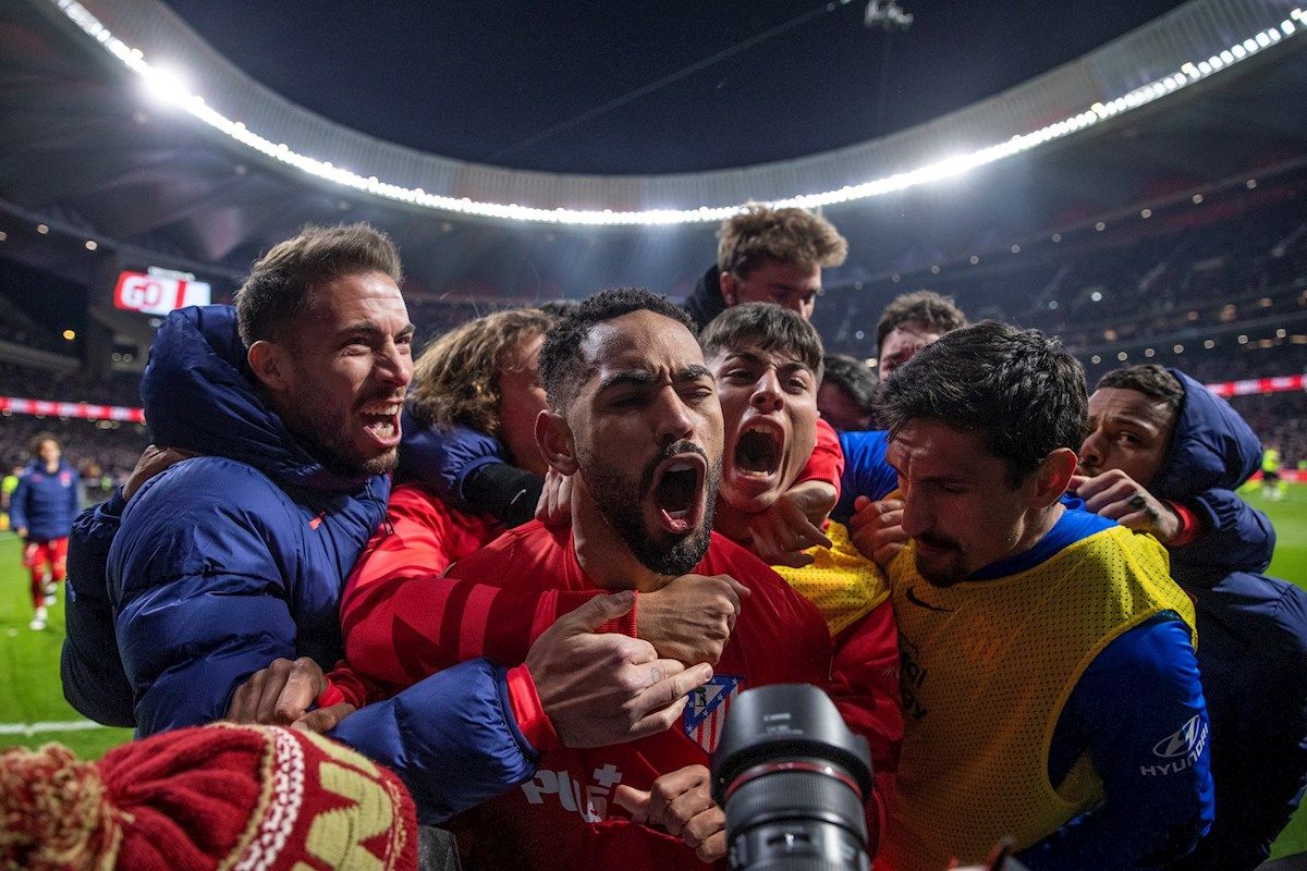  Matheus Cunha y los jugadores del Atlético de Madrid celebran el 3-2 al Valencia.