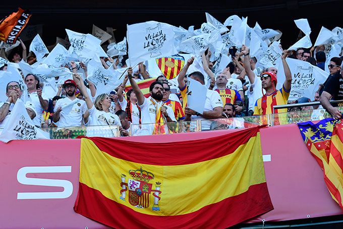  Aficionados del Valencia, con sus respectivas entradas, animan a su equipo en la final de Copa frente al Barcelona.