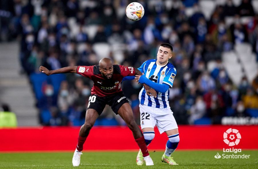  Barrenetxea pelea un balón ante un rival del Valencia.