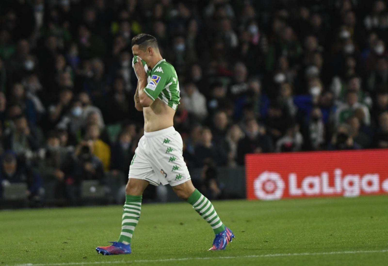  Andrés Guardado se marcha lesionado en el Betis