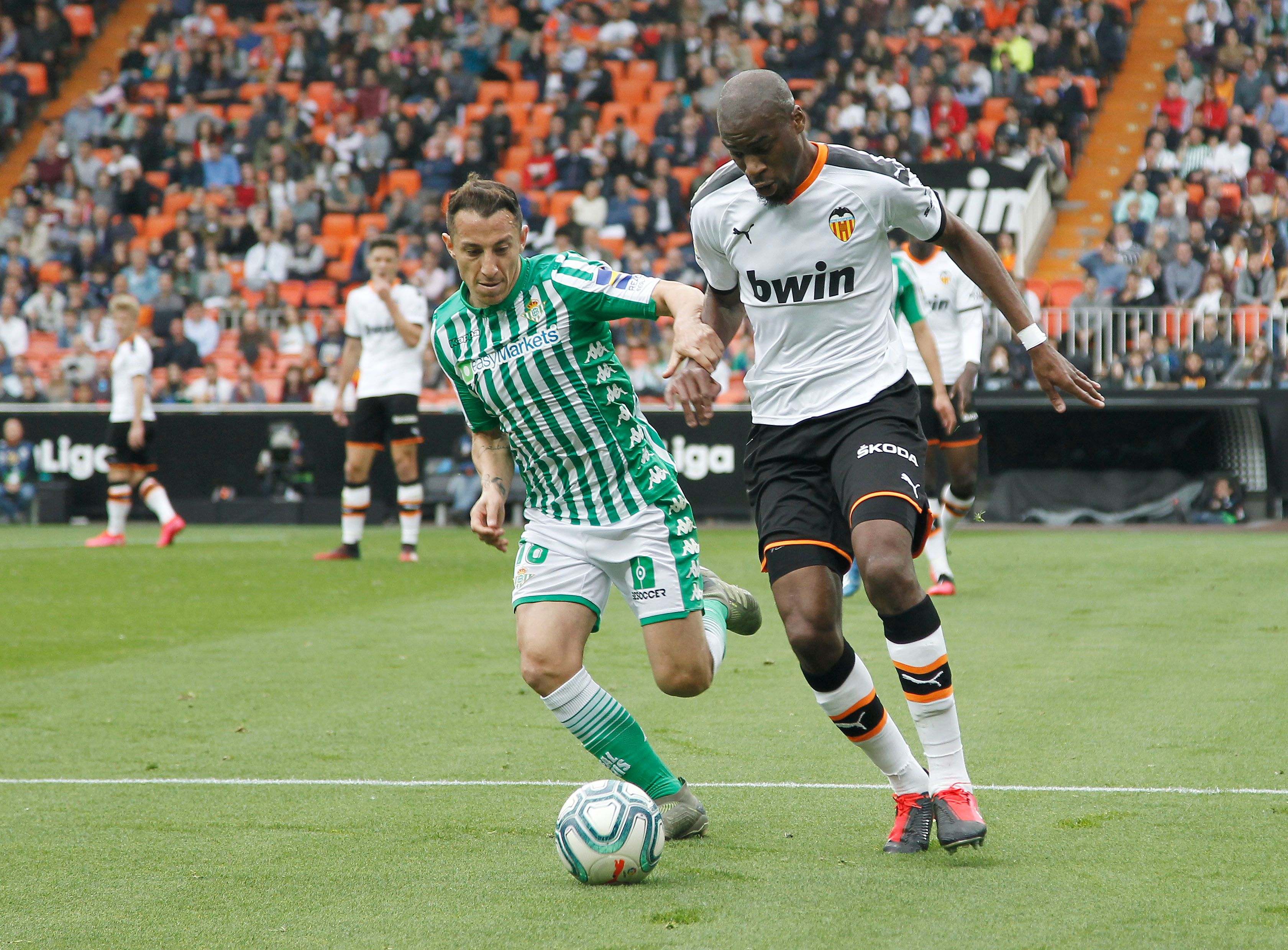  Kondogbia ante el Betis en Mestalla