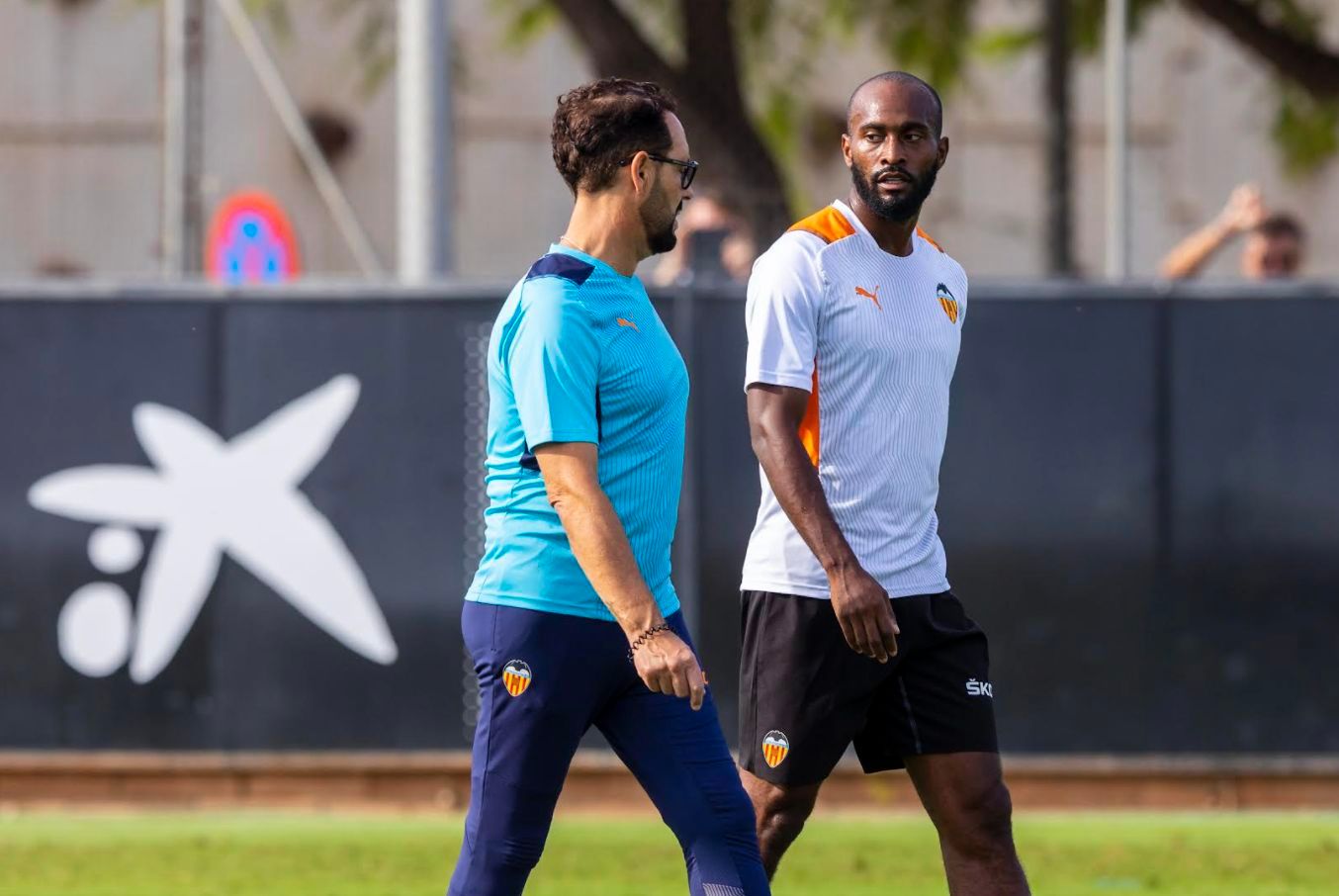 Bordalás charla con Foulquier, candidato al debut y al once titular