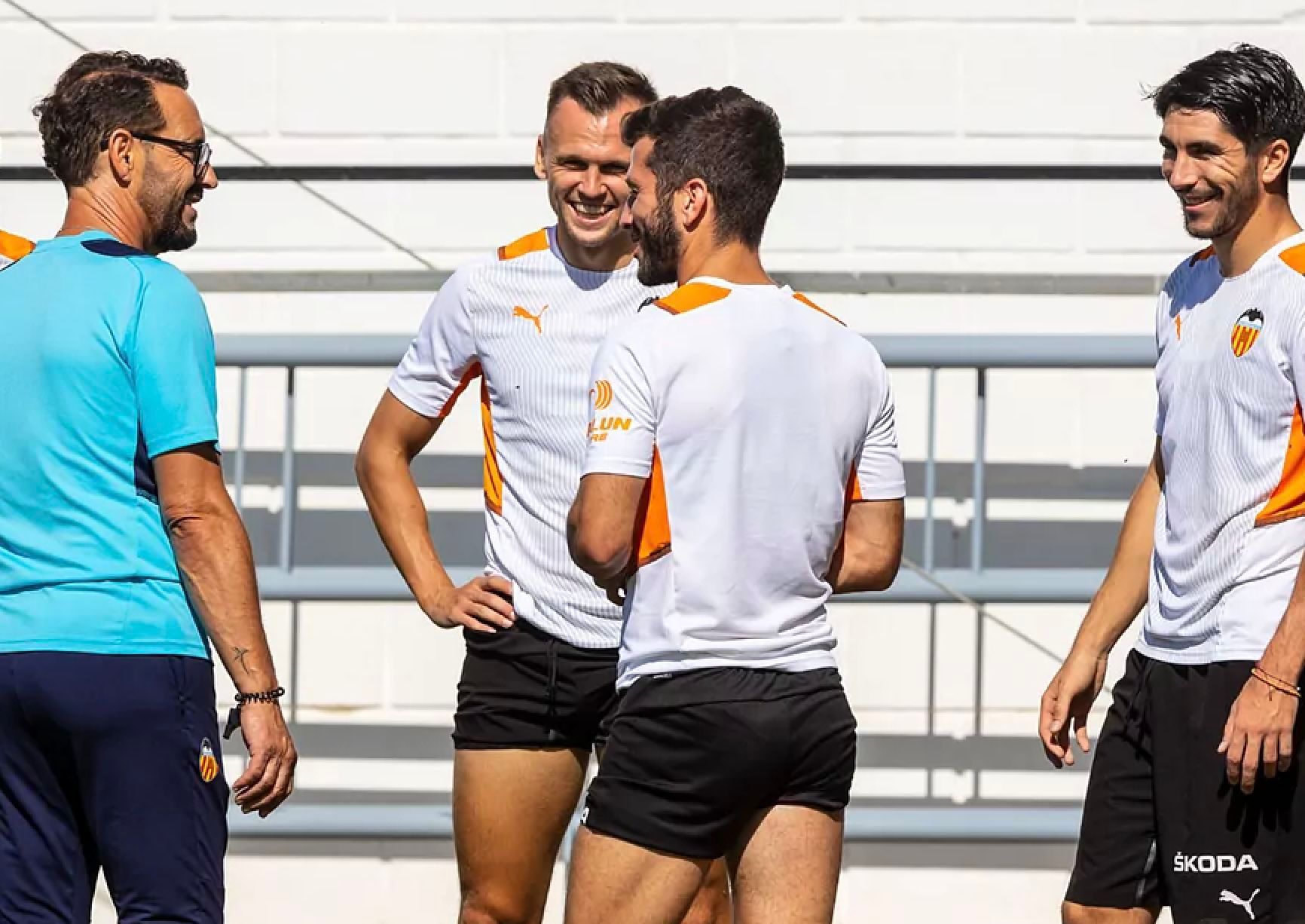  Bordalás charla con los capitanes en un entrenamiento del Valencia CF