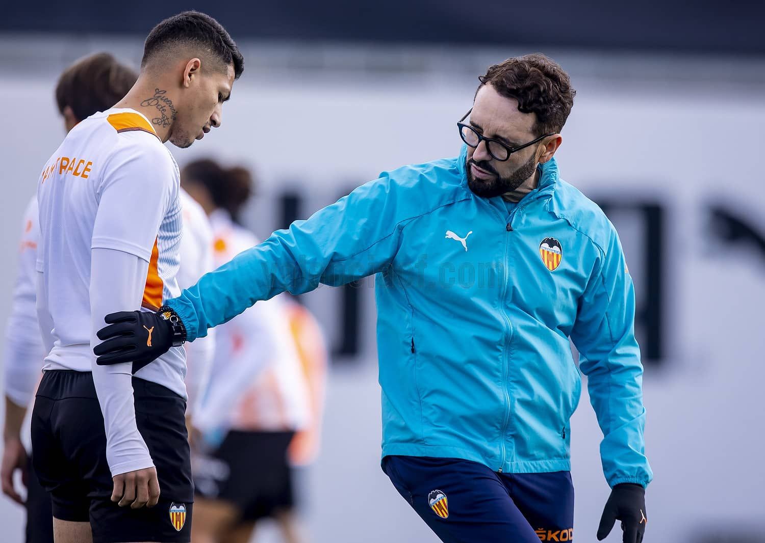  Bordalás observa a Marcos André que apunta al once titular