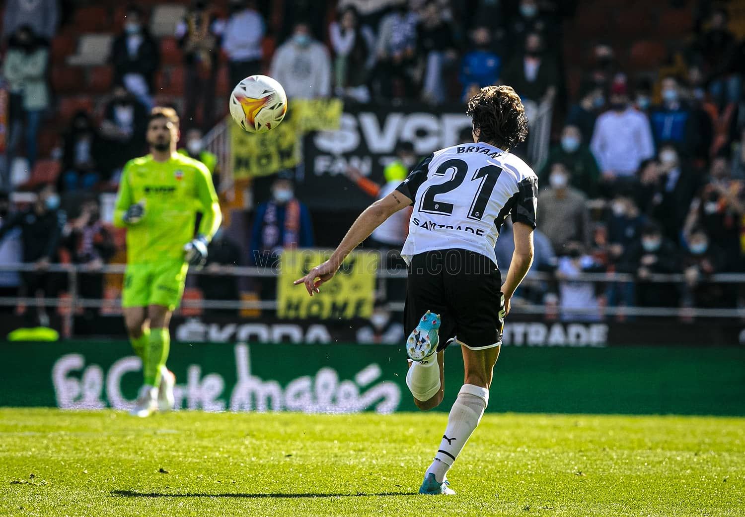  Bryan Gil ante la Real en Mestalla