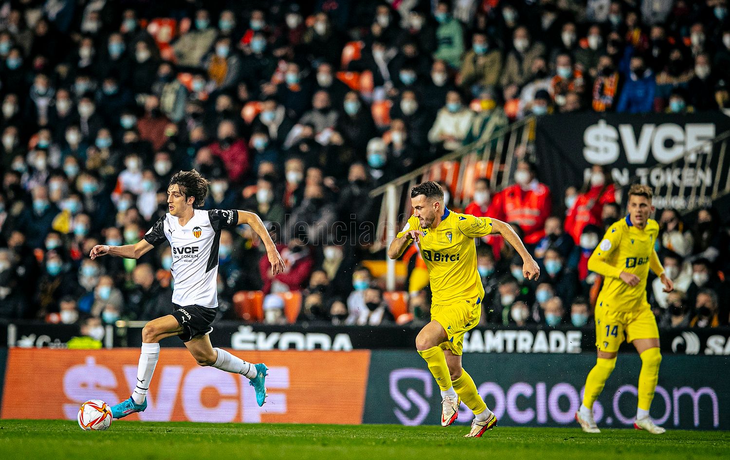  Bryan Gil debuta en Mestalla